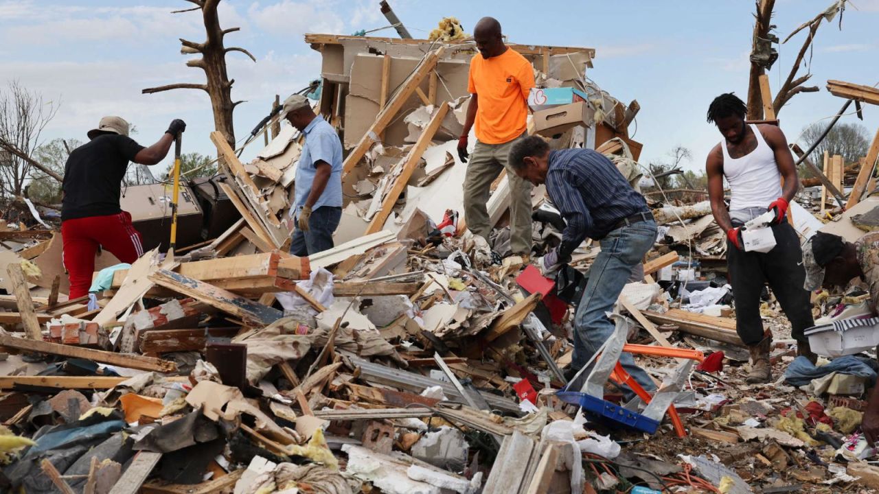 CNNE 1366257 - sube a 26 la cifra de muertos por tornados y tormentas
