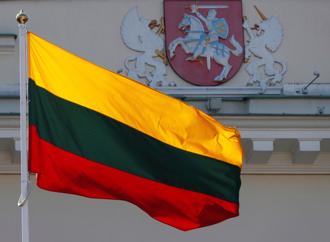 La bandera lituana ondea en Vilnius, Lituania, en 2019.