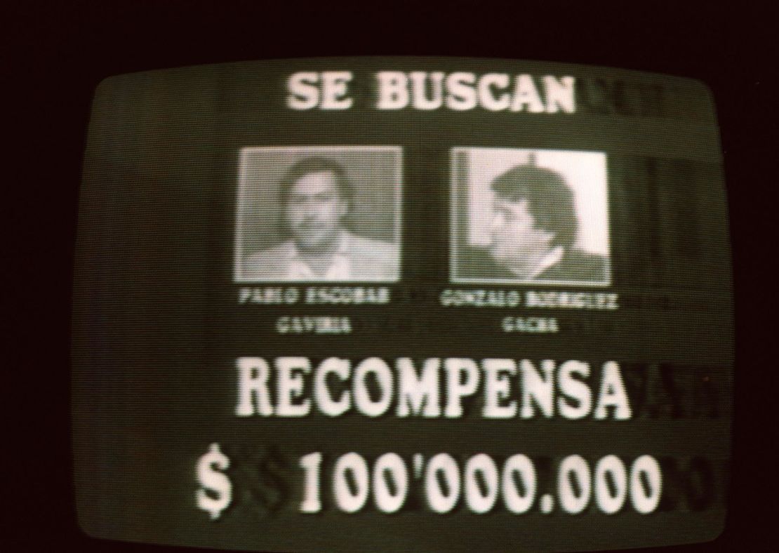 Una imagen tomada el 6 de septiembre de 1989 de la televisión colombiana muestra un anuncio de búsqueda de los líderes del cartel de Medellín, Pablo Escobar y Gonzalo Rodríguez. Crédito: CARLOS LEMA/AFP a través de Getty Images