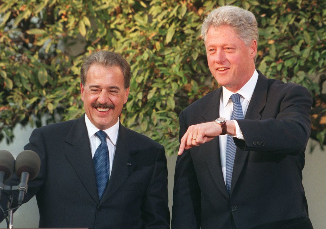 El presidente de EE.UU. Bill Clinton (a la derecha) y el presidente de Colombia Andrés Pastrana tras una conferencia de prensa conjunta en el Rose Garden de la Casa Blanca en Washington el 28 de octubre. Los dos mandatarios prometieron redoblar esfuerzos en la lucha contra el narcotráfico. Crédito: STEPHEN JAFFE/AFP a través de Getty Images