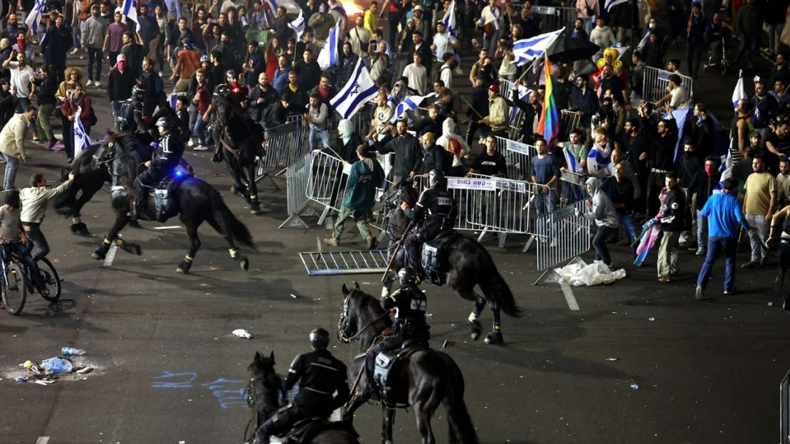 Manifestantes chocan con la policía durante una concentración contra la reforma judicial del gobierno israelí en Tel Aviv, Israel, el 27 de marzo de 2023.