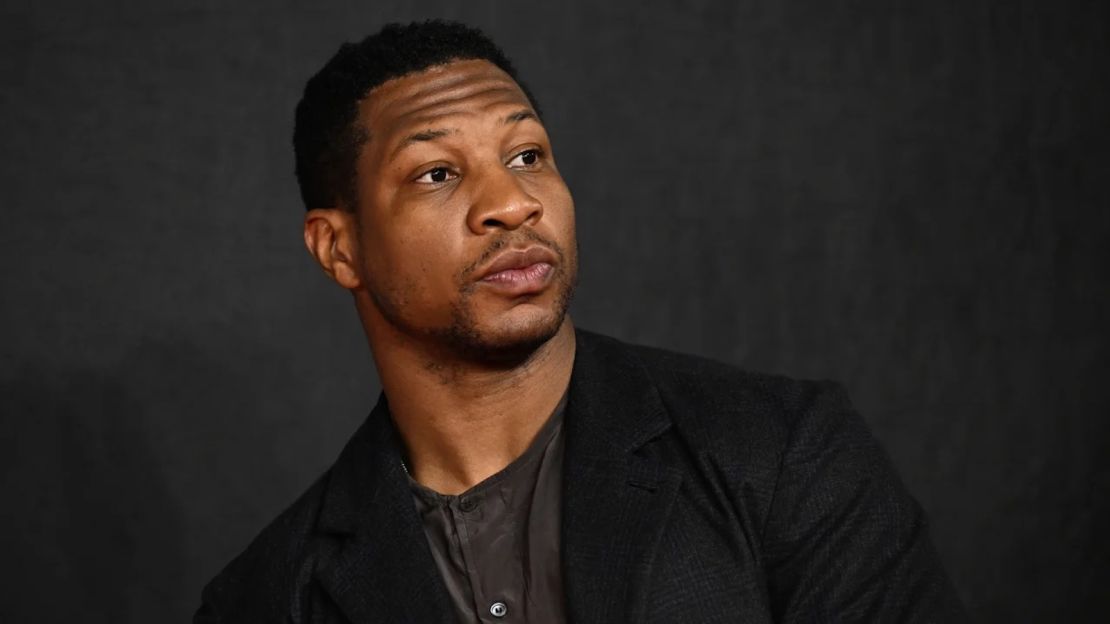 Jonathan Majors, visto aquí asistiendo al estreno europeo de "Creed III" en Londres, Inglaterra, fue arrestado el 25 de marzo de 2023 y enfrenta múltiples cargos, según la policía de Nueva York.