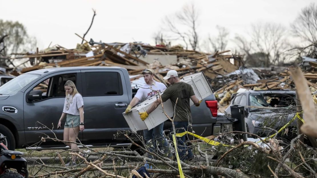 Residentes de Rolling Fork, Mississippi, trabajando para recuperarse después de que un tornado arrasara la ciudad el 26 de marzo de 2023.