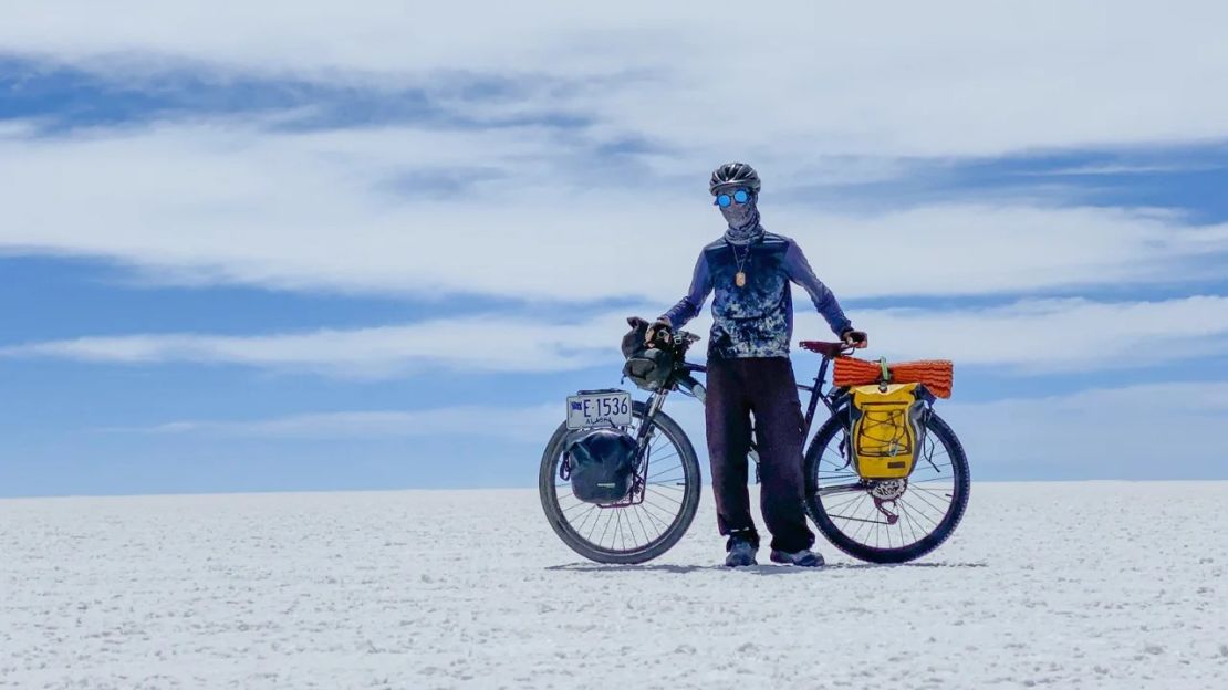 Garner, visto en el salar de Uyuni, Bolivia, dice que le robaron cinco veces durante el viaje.Crédito: Liam Garner