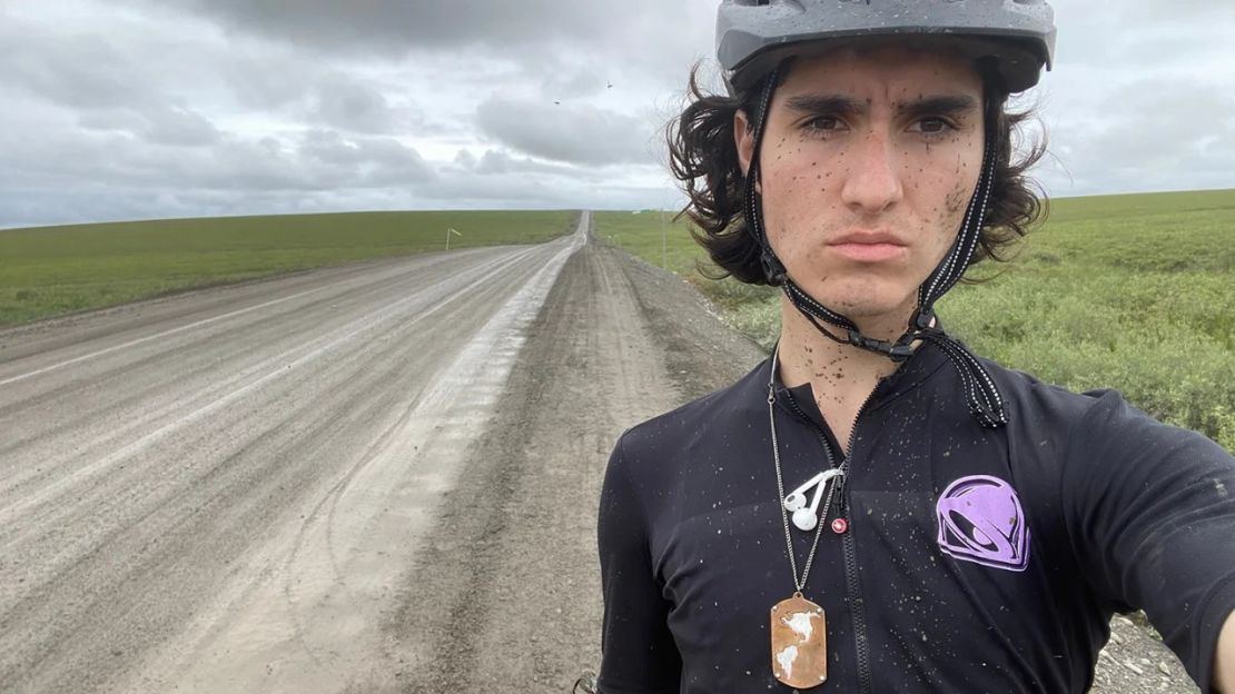 Liam Garner tenía 17 años cuando partió en bicicleta de montaña desde Alaska, en agosto de 2021.Crédito: Liam Garner