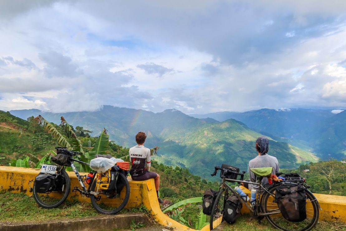 Garner, visto aquí en Antioquia, Colombia, tuvo su primer accidente grave mientras pedaleaba por el país. Crédito: Liam Garner