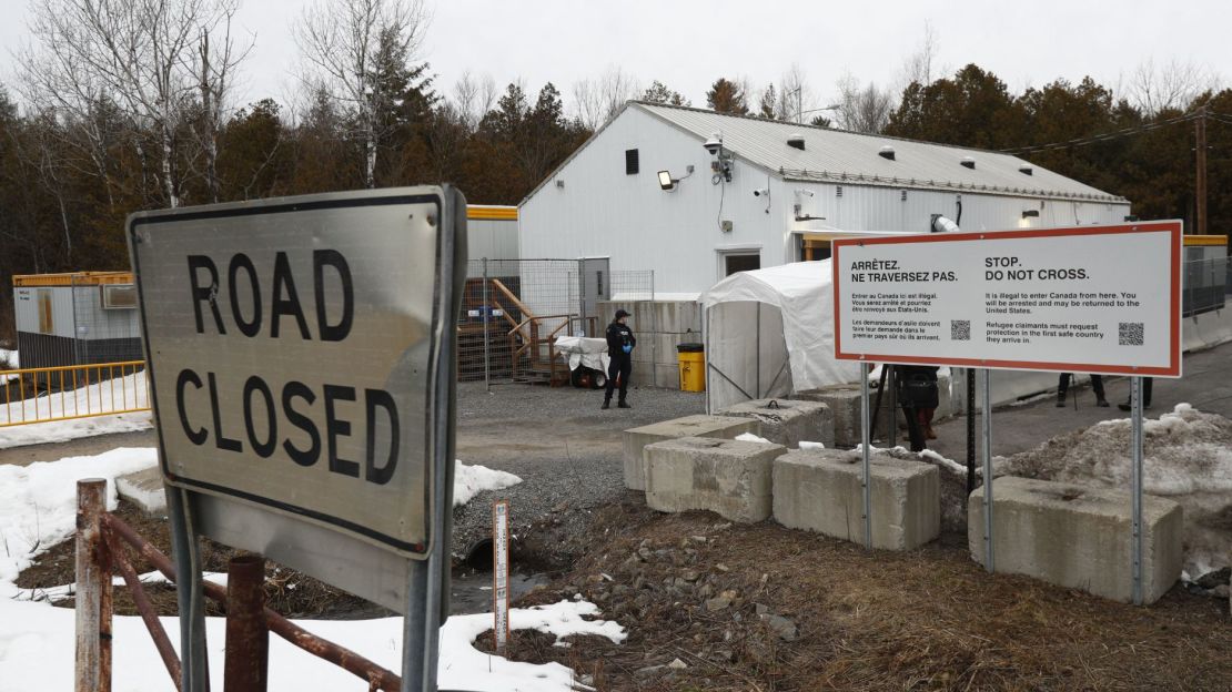 Agentes de la Real Policía Montada de Canadá vigilan el cruce fronterizo de Roxham Road entre Estados Unidos y Canadá en Champlain, Nueva York, el 25 de marzo de 2023.