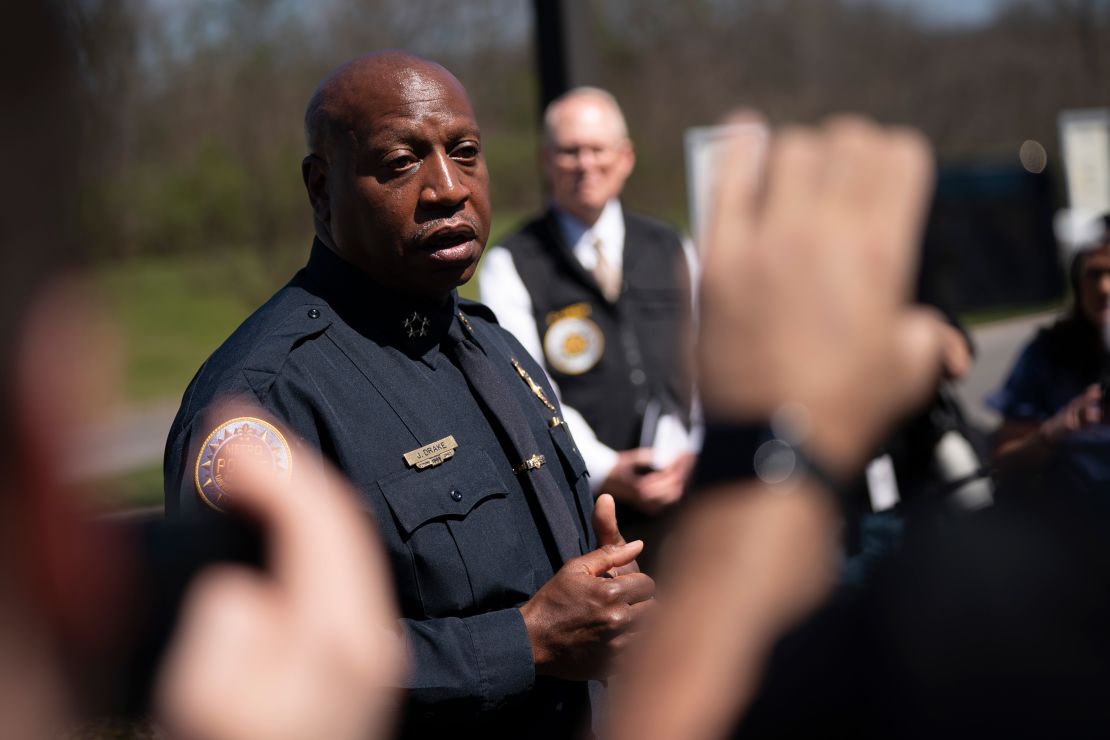 El jefe de Policía de Nashville, John Drake, habla con los medios este lunes en Nashville, Tennessee.