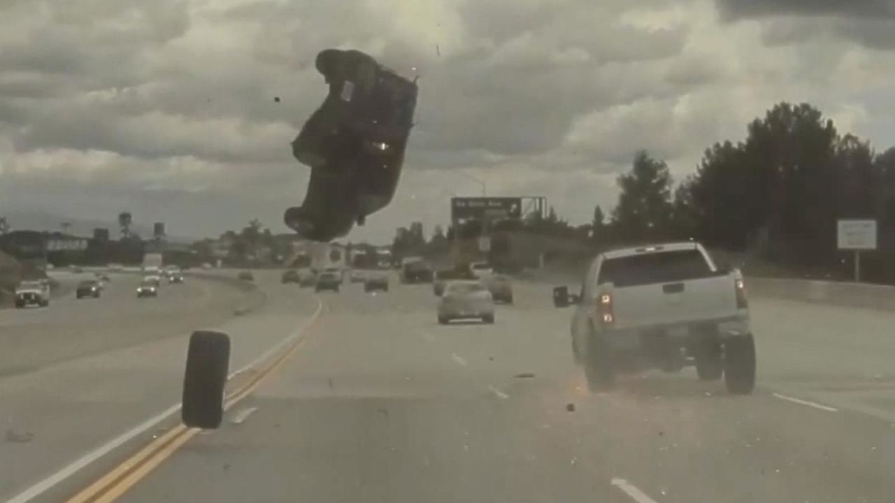 CNNE 1366783 - una llanta suelta hace volar un auto por los aires en una autopista