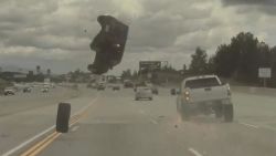 CNNE 1366783 - una llanta suelta hace volar un auto por los aires en una autopista