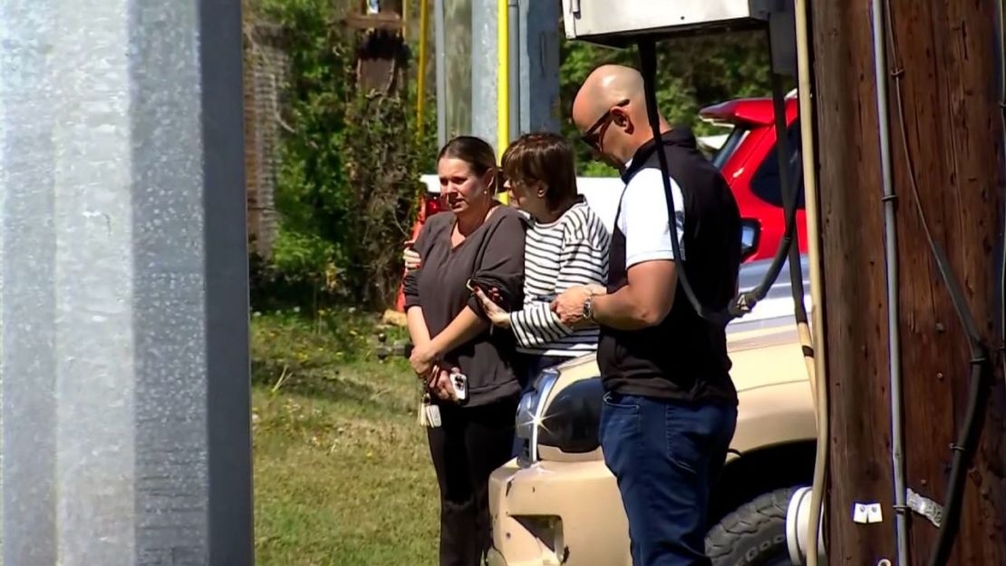 Padres esperan afuera de la primaria Covenant en Nashville.