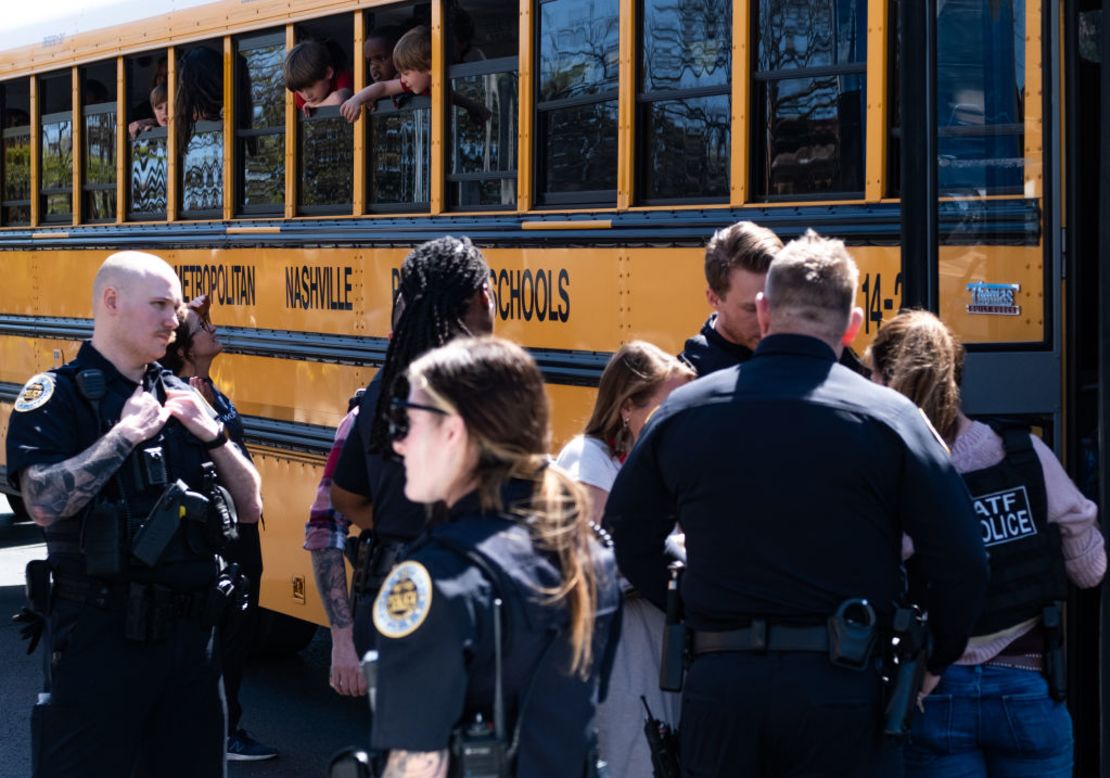 Autobuses escolares con niños llegan a la Iglesia Bautista Woodmont para reunirse con sus familias después de un tiroteo masivo en la escuela Covenant el 27 de marzo de 2023 en Nashville, Tennessee.