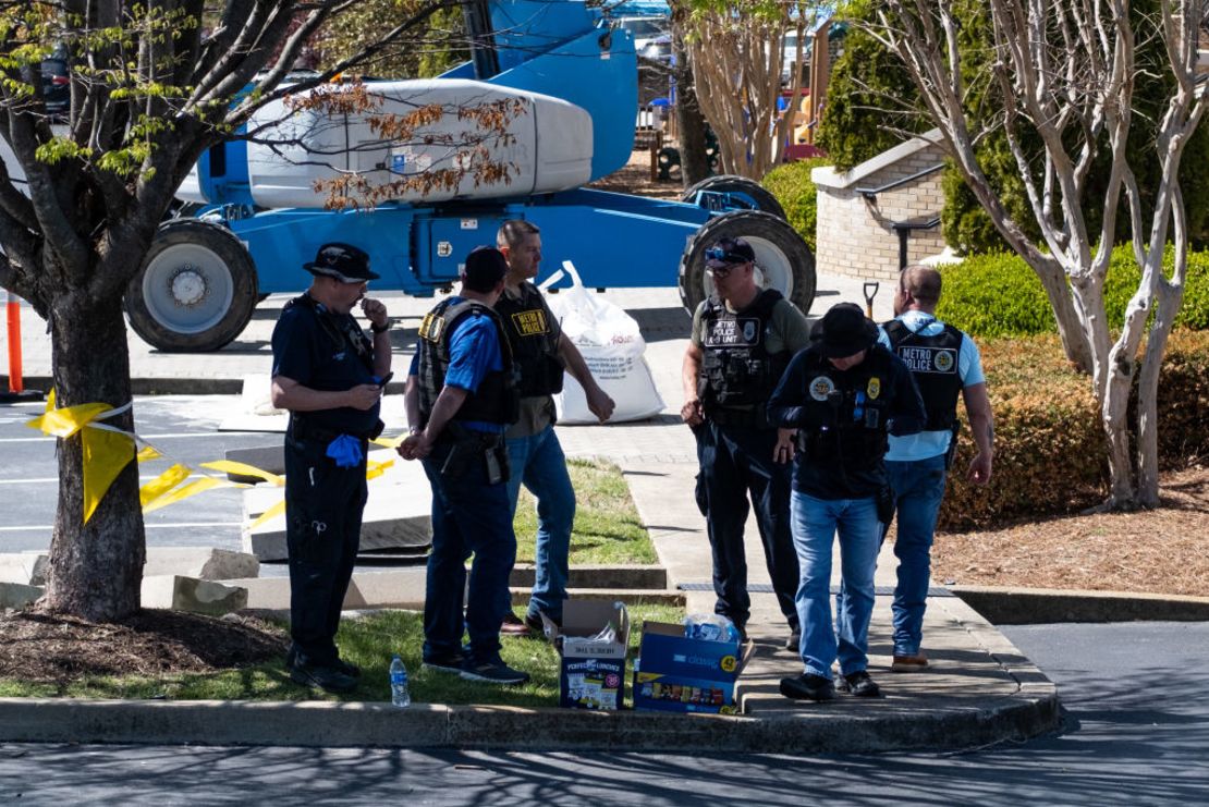 Agentes afuera de la Iglesia Bautista Woodmont esperan a que los niños se reúnan con sus familias después de un tiroteo masivo en la escuela Covenant el 27 de marzo de 2023 en Nashville, Tennessee.