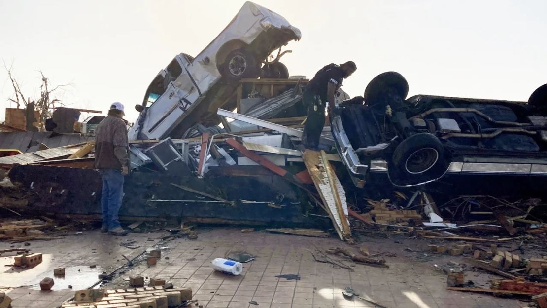 Un agente de policía busca supervivientes entre los restos de una cafetería derrumbada tras el tornado que arrasó la pequeña localidad de Rolling Fork, Mississippi.