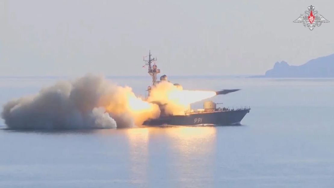 Un buque de la Flota rusa del Pacífico dispara un misil de crucero Moskit contra un objetivo enemigo simulado en aguas de la costa japonesa el 28 de marzo.