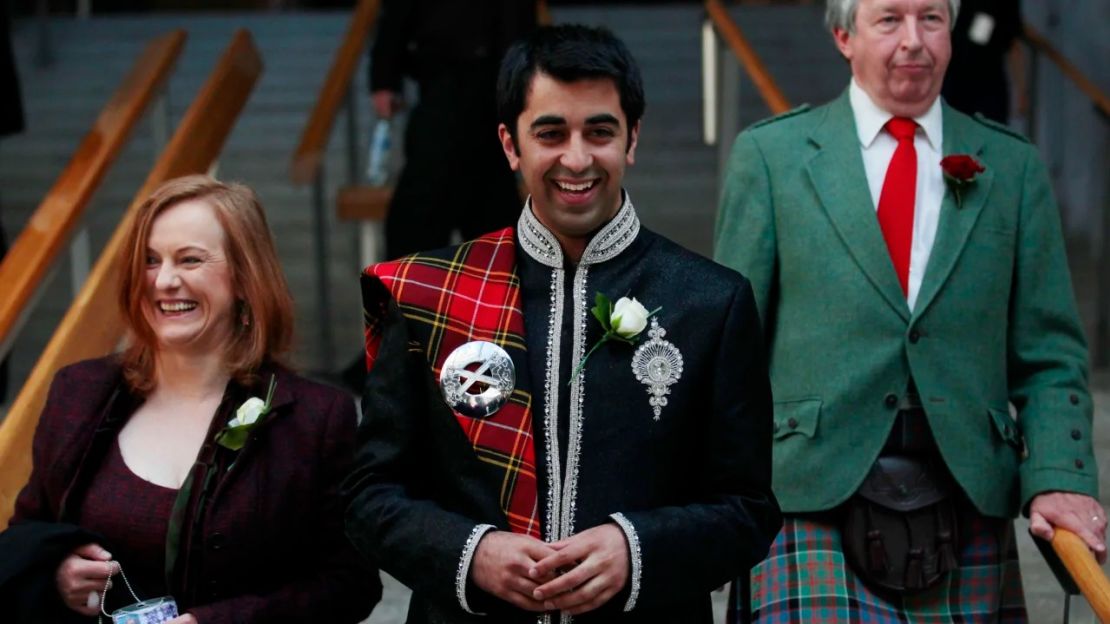 Humza Yousaf sonríe mientras baja las escaleras después de la ceremonia de juramento y afirmación del Parlamento escocés en Edimburgo, Escocia, el 11 de mayo de 2011.