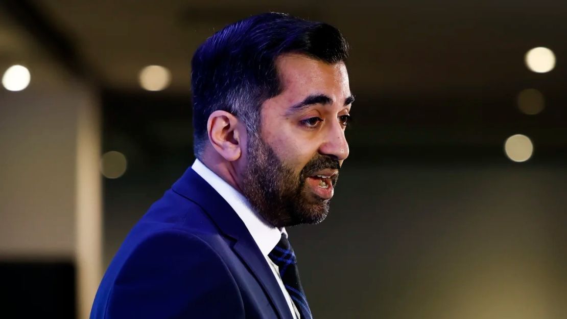 Humza Yousaf habla después de ser elegido como nuevo líder del partido SNP, en Murrayfield el 27 de marzo de 2023 en Edimburgo, Escocia.