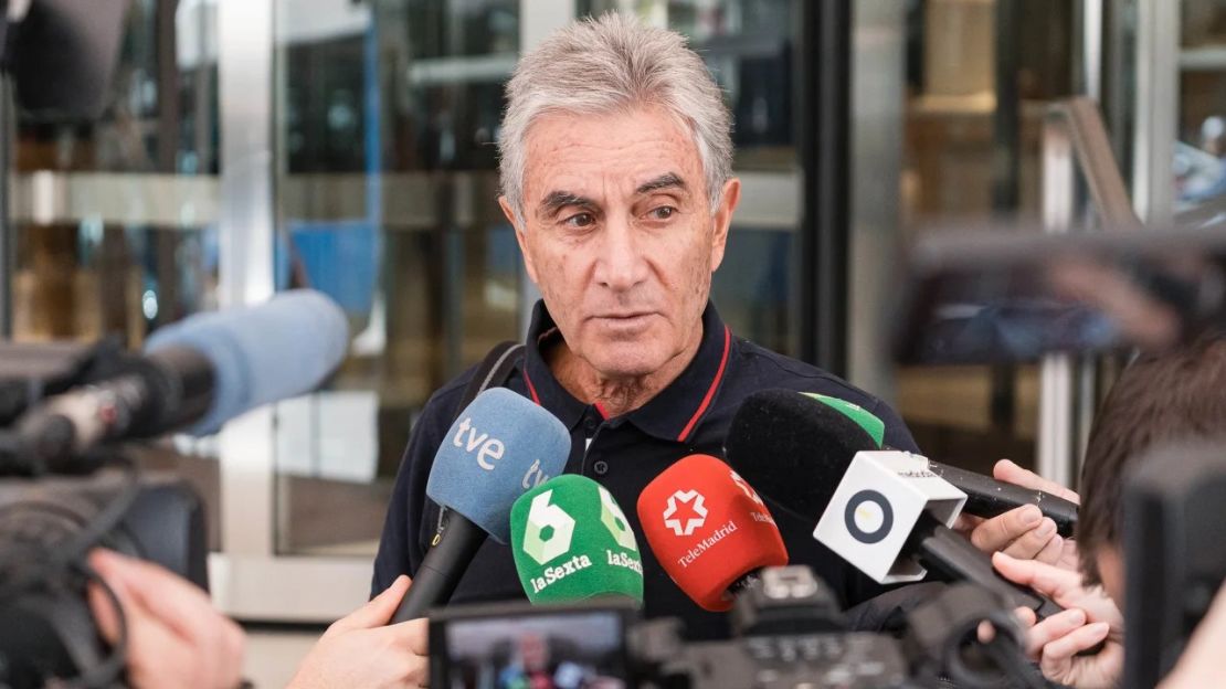 El director deportivo de la selección peruana de fútbol, Juan Carlos Oblita, atiende a los medios de comunicación en las inmediaciones del NH Collection Eurobuilding, el 28 de marzo de 2023 en Madrid, España.