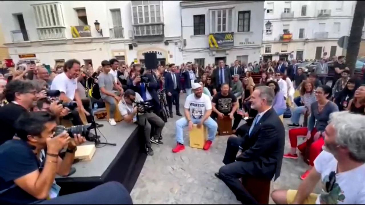 CNNE 1367349 - felipe vi toca el cajon flamenco en una plaza de cadiz