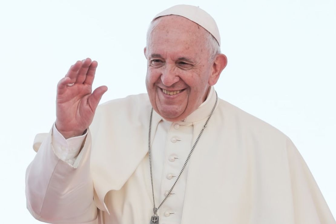 El papa Francisco saluda a los fieles durante la conferencia Veritas Gaudium en Nápoles. Crédito: Marco Cantile/LightRocket/Getty Images