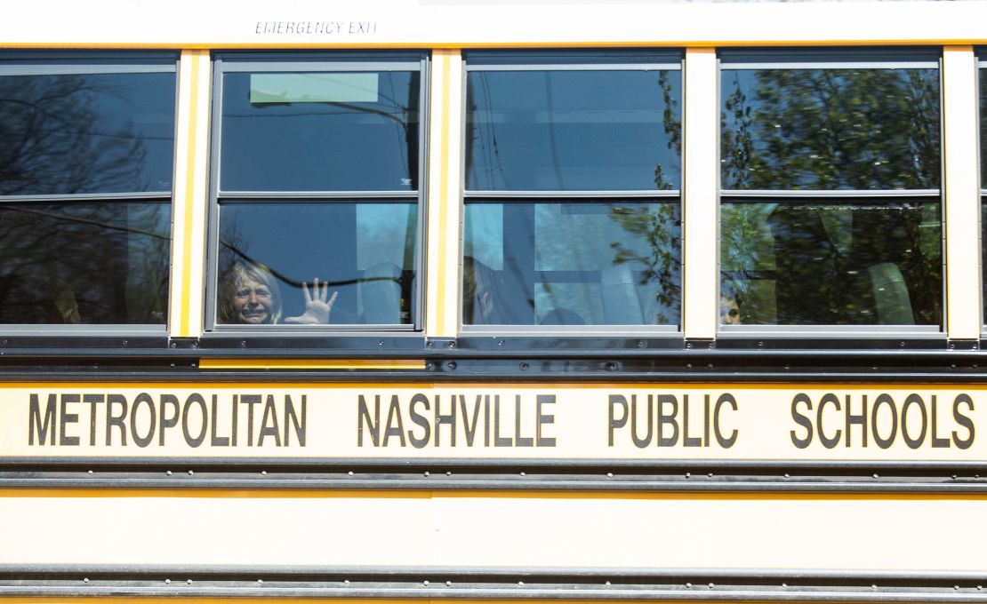 Un niño llora en el autobús que sale de la escuela Covenant tras el tiroteo. Crédito: Nicole Hester/The Tennessean/USA Today Network