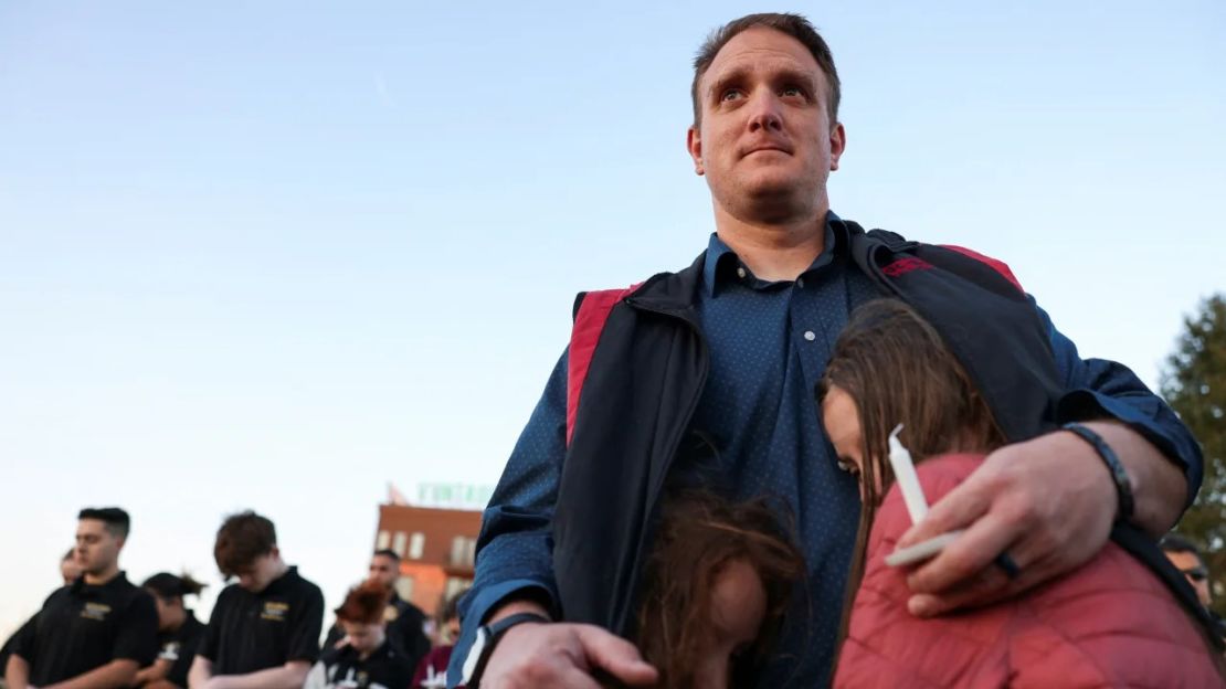 RT VanOrden protege a sus hijas del viento durante una vigilia por las víctimas de un tiroteo mortal en la Escuela Covenant en Nashville, Tennessee, el 28 de marzo de 2023.