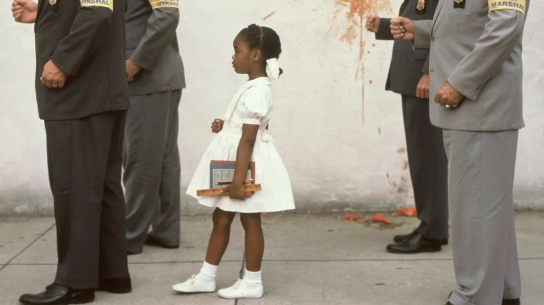 Una escena de la película de 1998 "Ruby Bridges" muestra a la actriz Chaz Monet como Ruby.