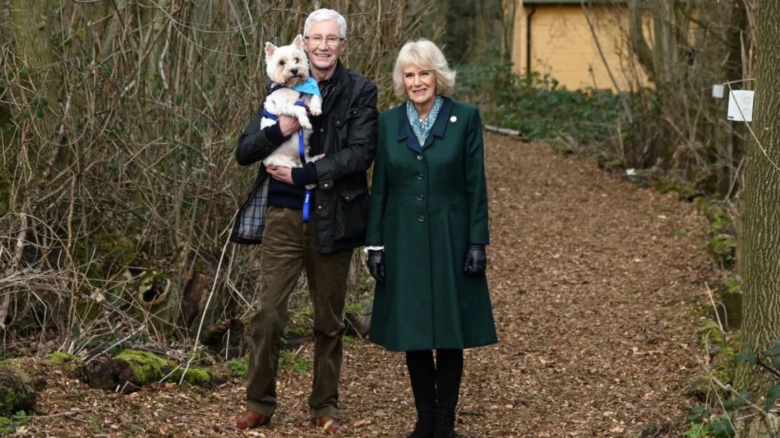 Camila, la Reina Consorte y Paul O'Grady durante una edición especial de "For The Love Of Dogs"