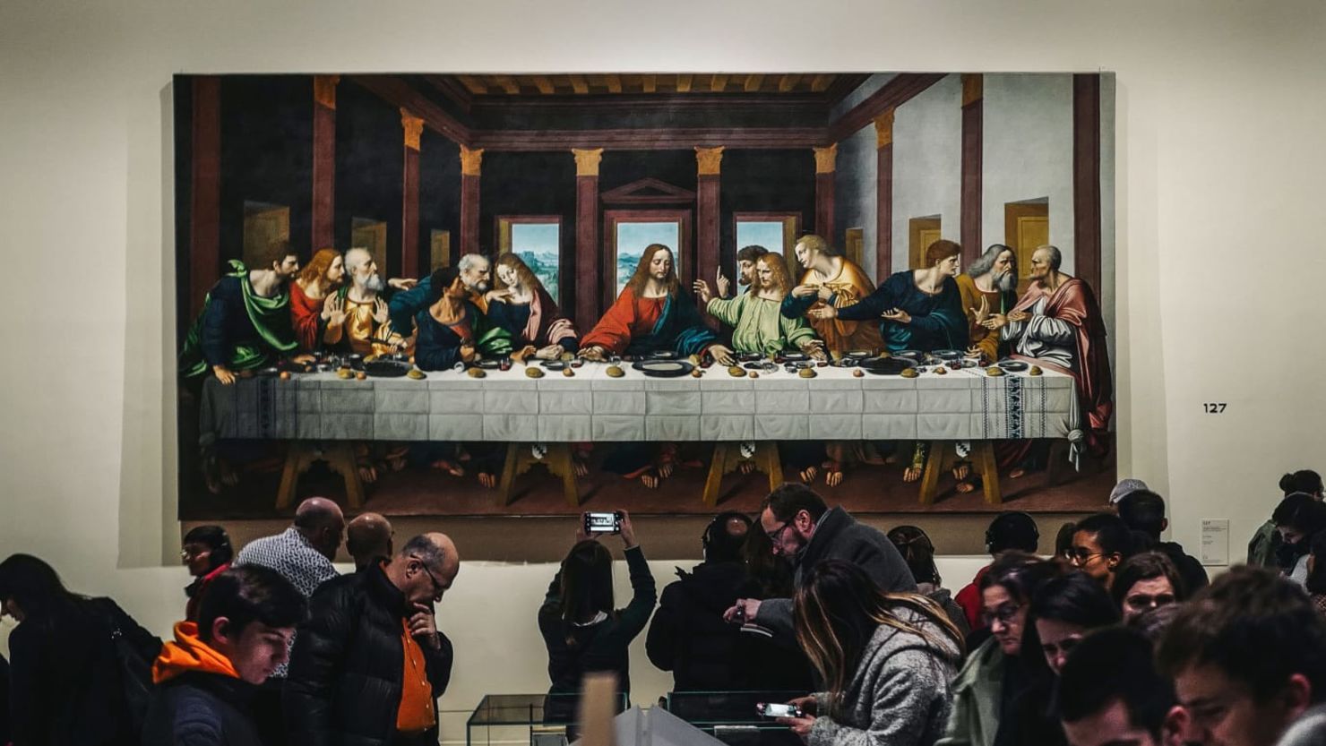 Visitantes observan una versión de "La Última Cena" en una inauguración gratuita de la exposición "Leonardo da Vinci" en el Museo del Louvre de París, el 21 de febrero de 2020.