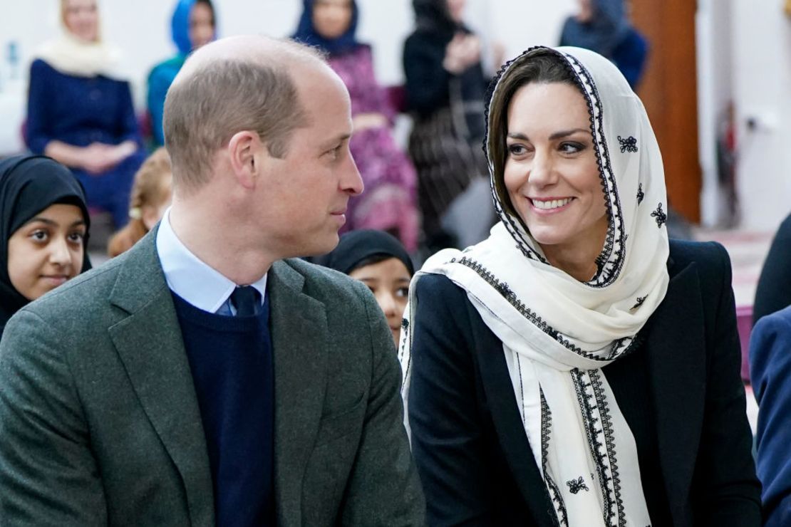 Kate, princesa de Gales, y Guillermo, príncipe de Gales y heredero al trono britántico, visitan el Hayes Muslim Centre el 9 de marzo de 2023 en Hayes, Inglaterra.