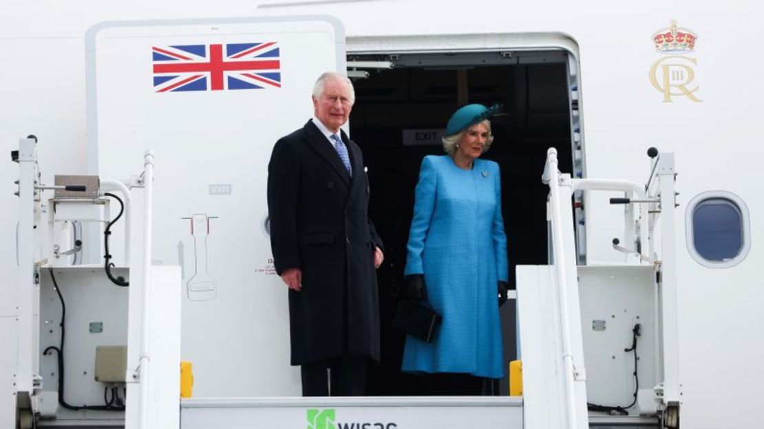 El rey Carlos III y Camila, reina consorte, llegan al aeropuerto de Berlín Brandeburgo, Alemania, este miércoles.