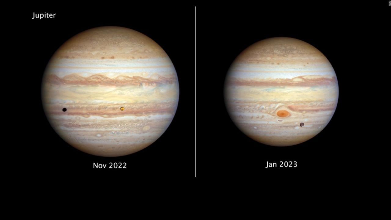 El telescopio espacial Hubble capturó estas imágenes de Júpiter. (Desde la izquierda) En noviembre de 2022, las tormentas forman un patrón de ondas. Una vista de enero de 2023 muestra la Gran Mancha Roja, mientras la luna Ganímedes transita (abajo a la derecha).