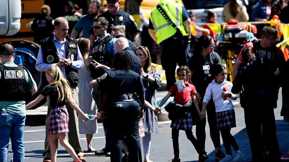 Los estudiantes de The Covenant School de Nashville se dan la mano después de bajarse de un autobús para reunirse con sus padres en el lugar de reunificación tras un tiroteo mortal. Crédito: Mark Zaleski/USA Today Network/Reuters