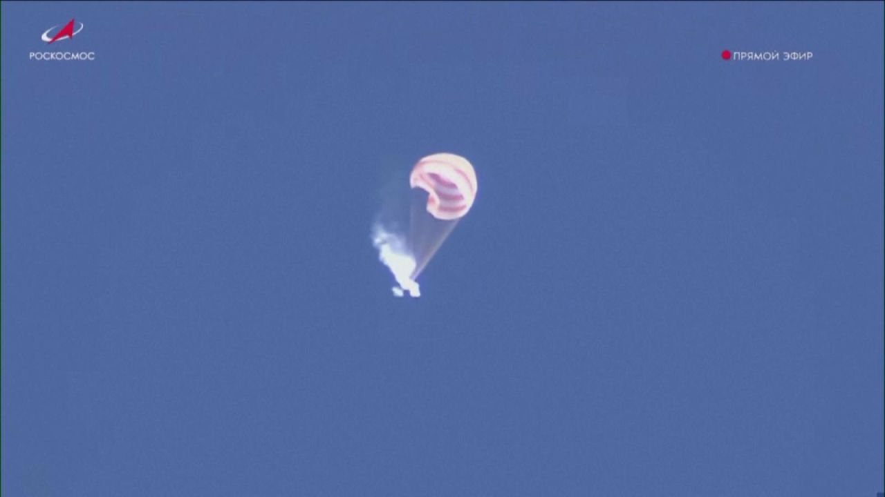 CNNE 1367928 - el momento en que una capsula soyuz rusa regresa a la tierra