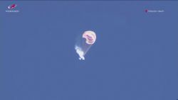 CNNE 1367928 - el momento en que una capsula soyuz rusa regresa a la tierra