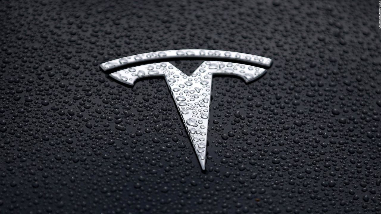 CNNE 1367981 - tesla, investigada por fallas con los cinturones de seguridad