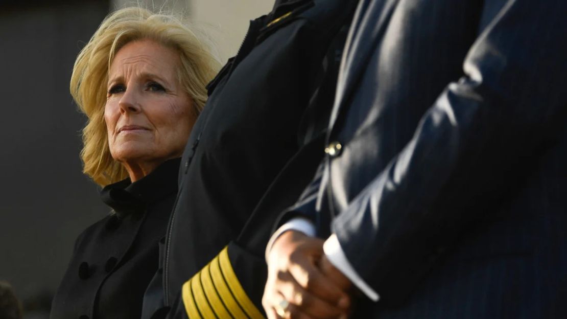 La primera dama Jill Biden en la vigilia con velas Nashville Re este miércoles.