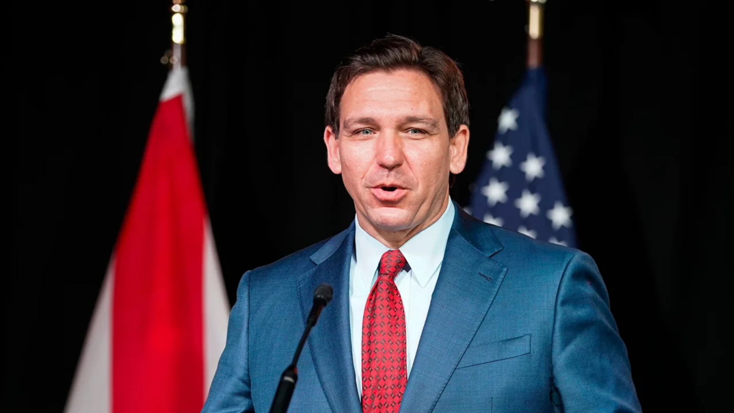 El gobernador de Florida, Ron DeSantis, en una conferencia de prensa para firmar la "Ley Vive Local" en Naples el miércoles 29 de marzo de 2023.