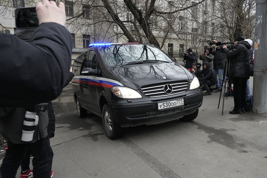 Una furgoneta que transporta al reportero de The Wall Street Journal Evan Gershkovich sale del tribunal Lefortovsky, en Moscú, Rusia, el jueves 30 de marzo de 2023.