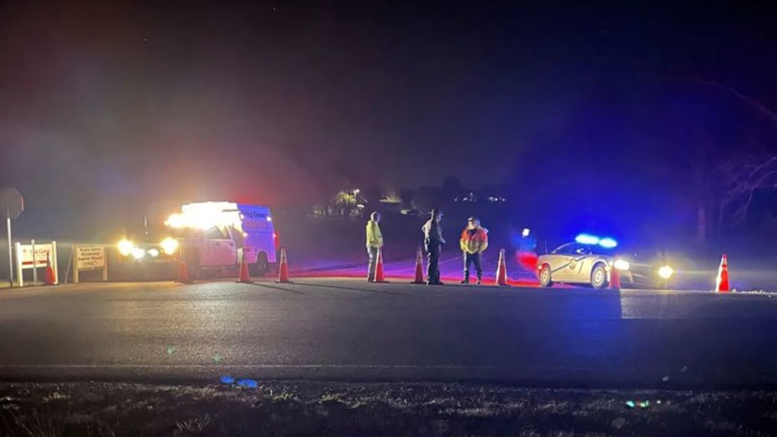 Se ve a los socorristas cerca de un sitio donde dos helicópteros militares se estrellaron este miércoles por la noche durante una misión de entrenamiento de rutina en el condado de Trigg, en el suroeste de Kentucky.