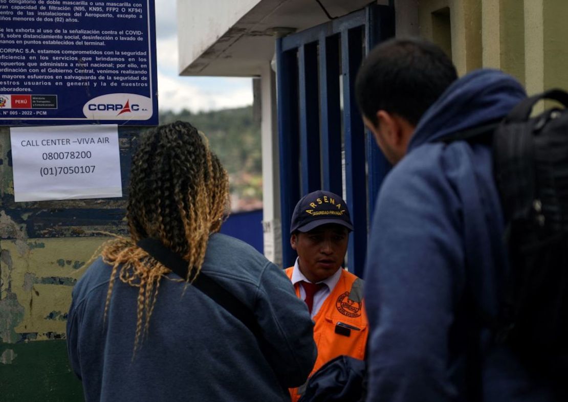 Pasajeros varados intentan ingresar al aeropuerto de la ciudad suroriental de Cusco, Perú, luego de que la aerolínea colombiana de bajo costo Viva Air cerrara abruptamente operaciones, el 28 de febrero de 2023. (Ivan FLORES / AFP)