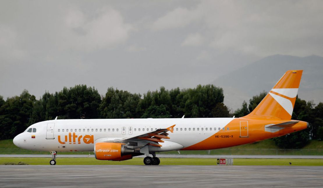 Un avión de Ultra air llega al aeropuerto internacional El Dorado, de Bogotá, el 14 de mayo de 2022. AFP PHOTO/Daniel MUNOZ