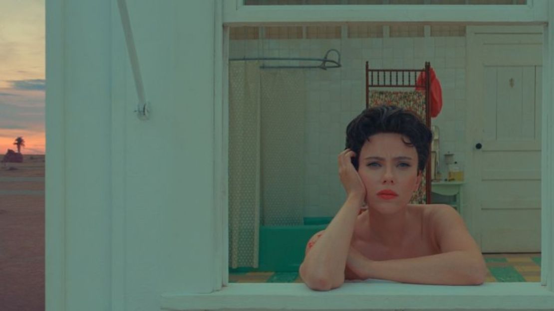 Scarlett Johansson en "Asteroid City" del director Wes Anderson.