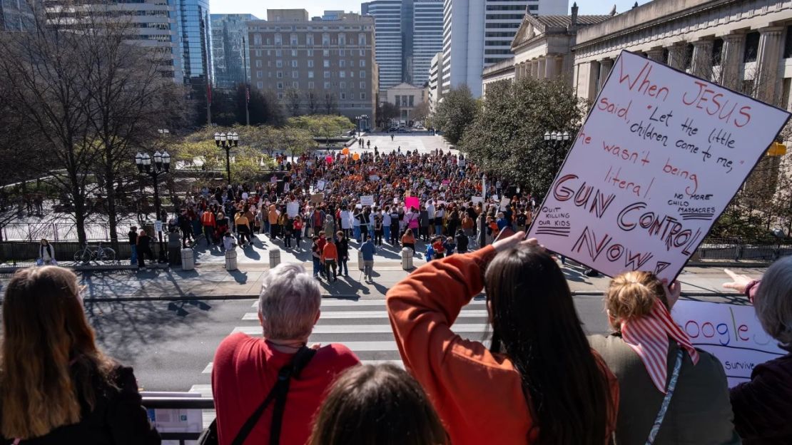 Manifestantes se reúnen cerca del Capitolio del Estado de Tennessee para pedir el fin de la violencia armada y apoyar leyes de armas más estrictas el 30 de marzo de 2023 en Nashville, Tennessee.