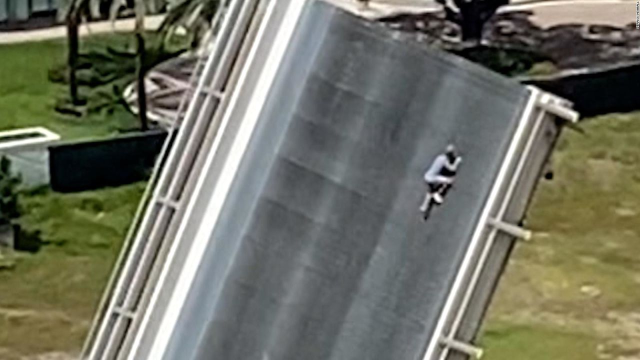 CNNE 1368736 - hombre misterioso escala puente levadizo de miami