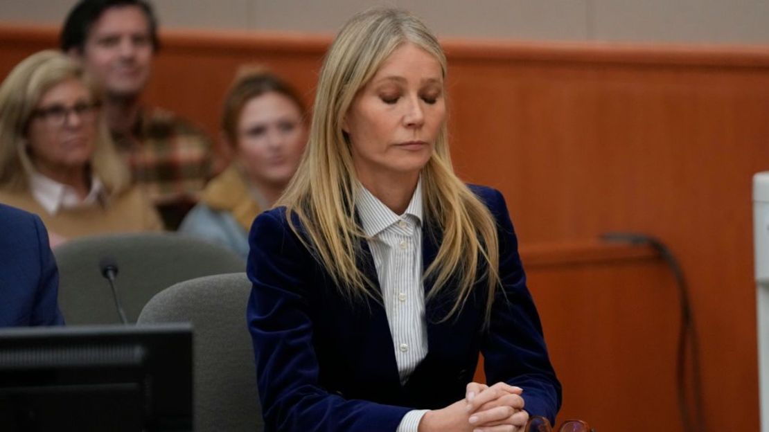 La actriz Gwyneth Paltrow escuchando el veredicto en el juicio por un accidente de esquí el 30 de marzo de 2023, en Park City, Utah.