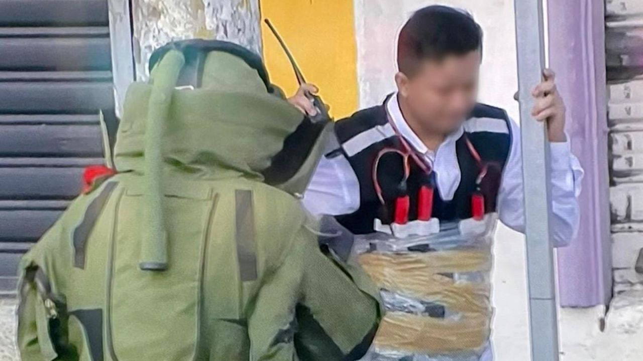 CNNE 1368885 - intervienen a hombre con explosivos atados al cuerpo en ecuador