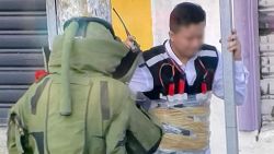 CNNE 1368885 - intervienen a hombre con explosivos atados al cuerpo en ecuador