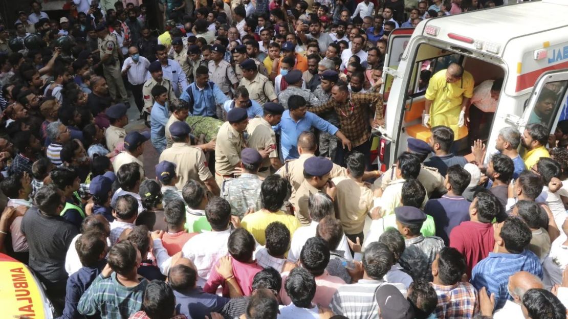 Una víctima es llevada a una ambulancia en Indore, India, el 30 de marzo.