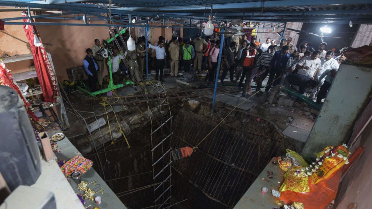 CNNE 1369093 - el piso de un templo hindu colapso y 36 personas murieron